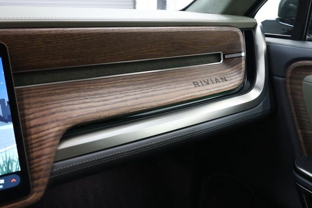 Rivian R1S Vehicle Full-screen Gallery Image 66