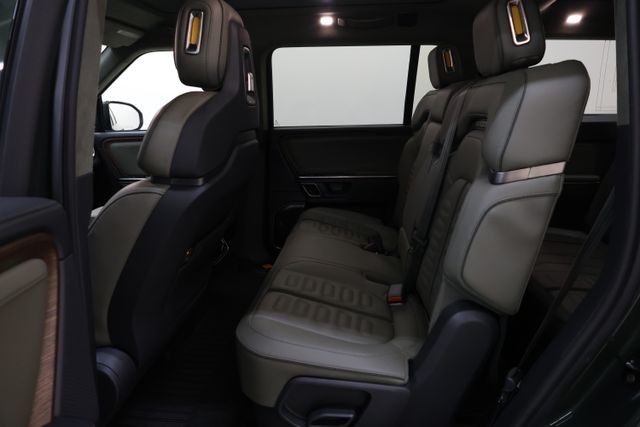 Rivian R1S Vehicle Full-screen Gallery Image 67