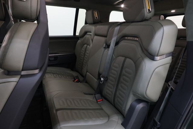Rivian R1S Vehicle Full-screen Gallery Image 68