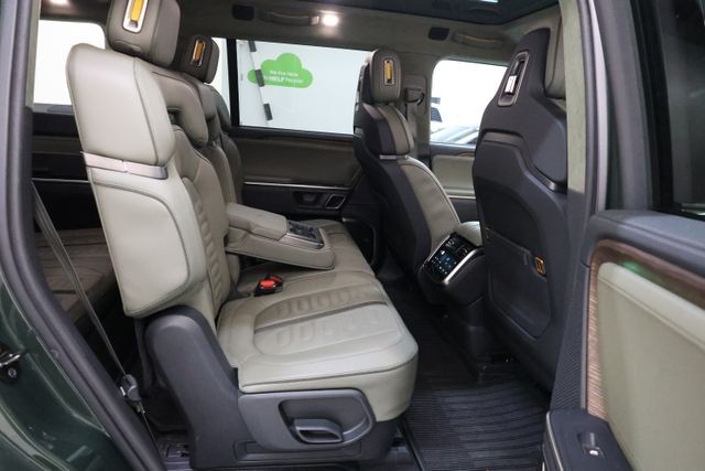 Rivian R1S Vehicle Full-screen Gallery Image 69