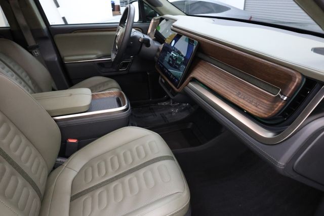 Rivian R1S Vehicle Full-screen Gallery Image 70