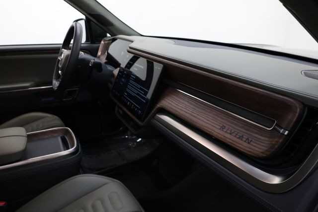 Rivian R1S Vehicle Full-screen Gallery Image 77