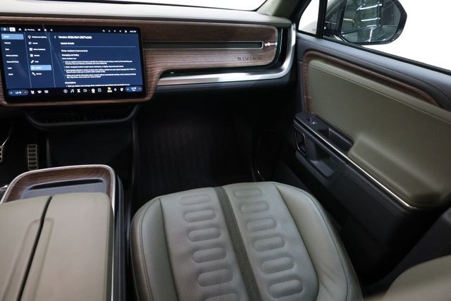 Rivian R1S Vehicle Full-screen Gallery Image 80