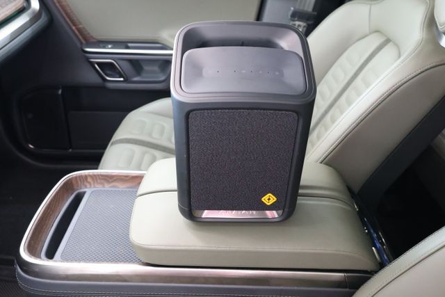 Rivian R1S Vehicle Full-screen Gallery Image 84