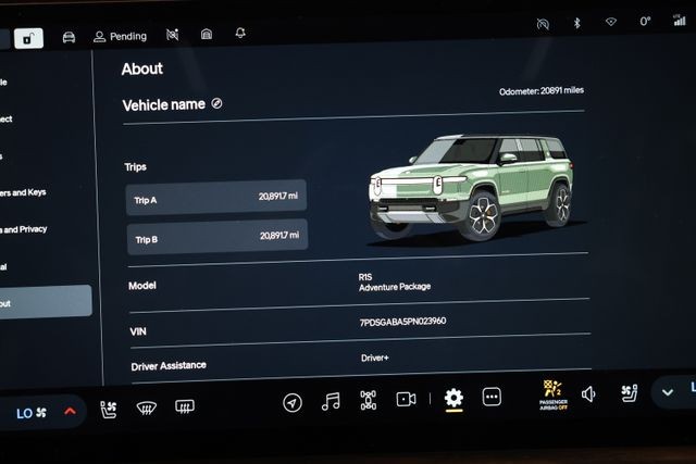 Rivian R1S Vehicle Full-screen Gallery Image 87