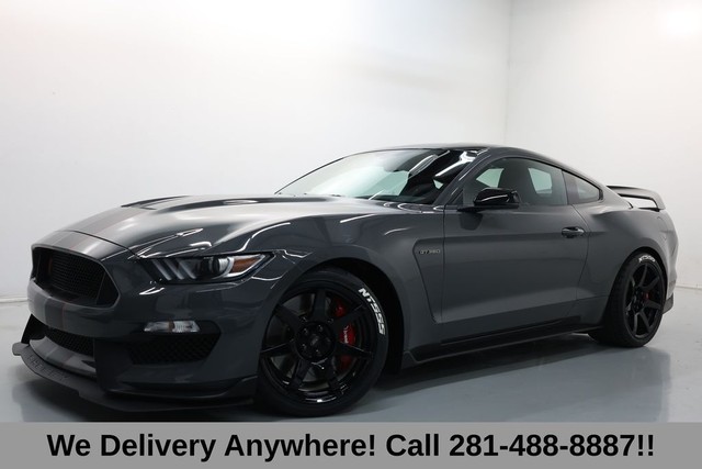 Ford Mustang Vehicle Full-screen Gallery Image 03