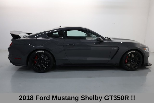 Ford Mustang Vehicle Full-screen Gallery Image 04