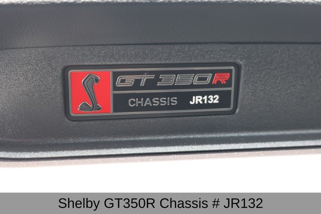 Ford Mustang Vehicle Full-screen Gallery Image 06