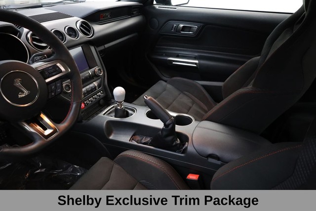 Ford Mustang Vehicle Full-screen Gallery Image 16