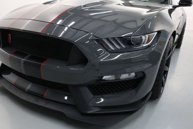 Ford Mustang Vehicle Full-screen Gallery Image 52