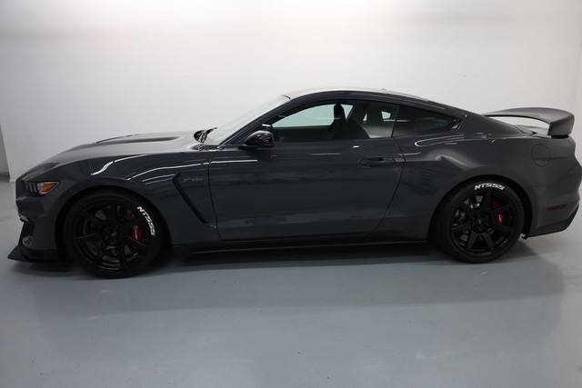 Ford Mustang Vehicle Full-screen Gallery Image 56