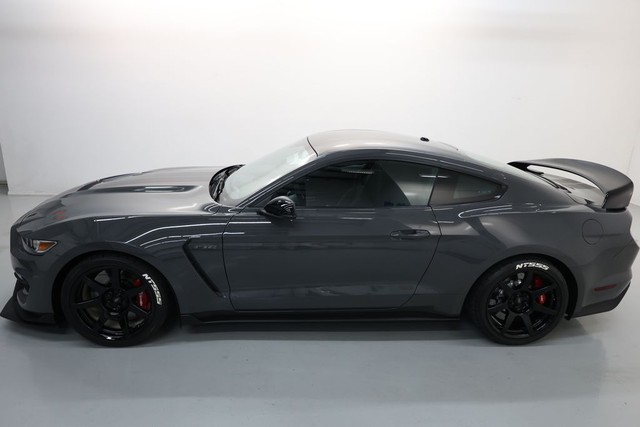 Ford Mustang Vehicle Full-screen Gallery Image 57