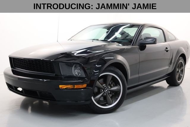 Ford Mustang Vehicle Full-screen Gallery Image 02