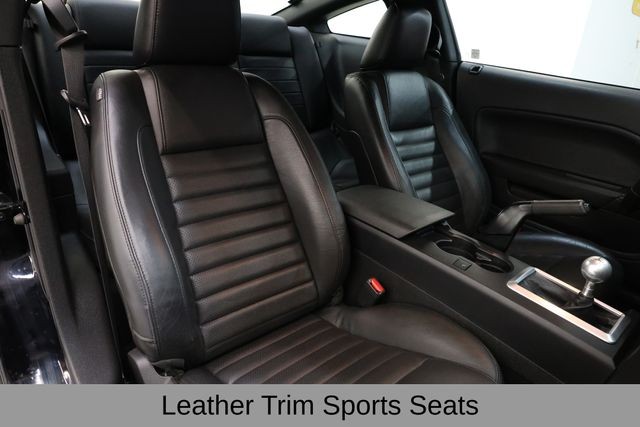 Ford Mustang Vehicle Full-screen Gallery Image 15