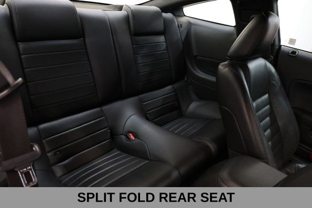 Ford Mustang Vehicle Full-screen Gallery Image 16