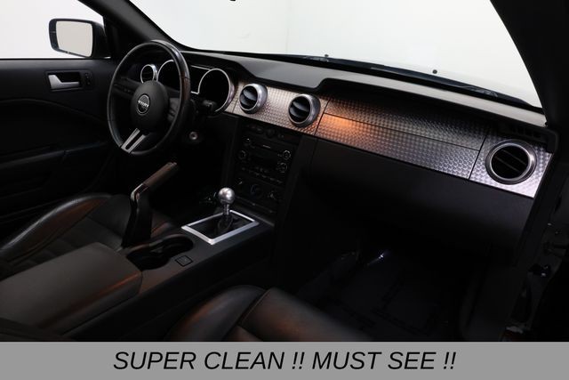 Ford Mustang Vehicle Full-screen Gallery Image 17