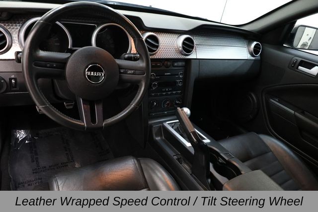 Ford Mustang Vehicle Full-screen Gallery Image 25