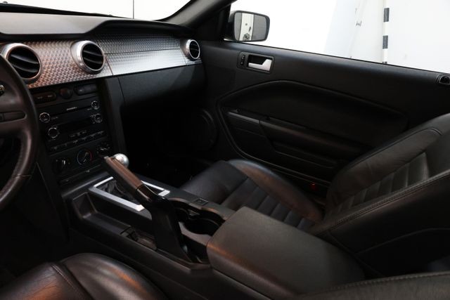 Ford Mustang Vehicle Full-screen Gallery Image 59