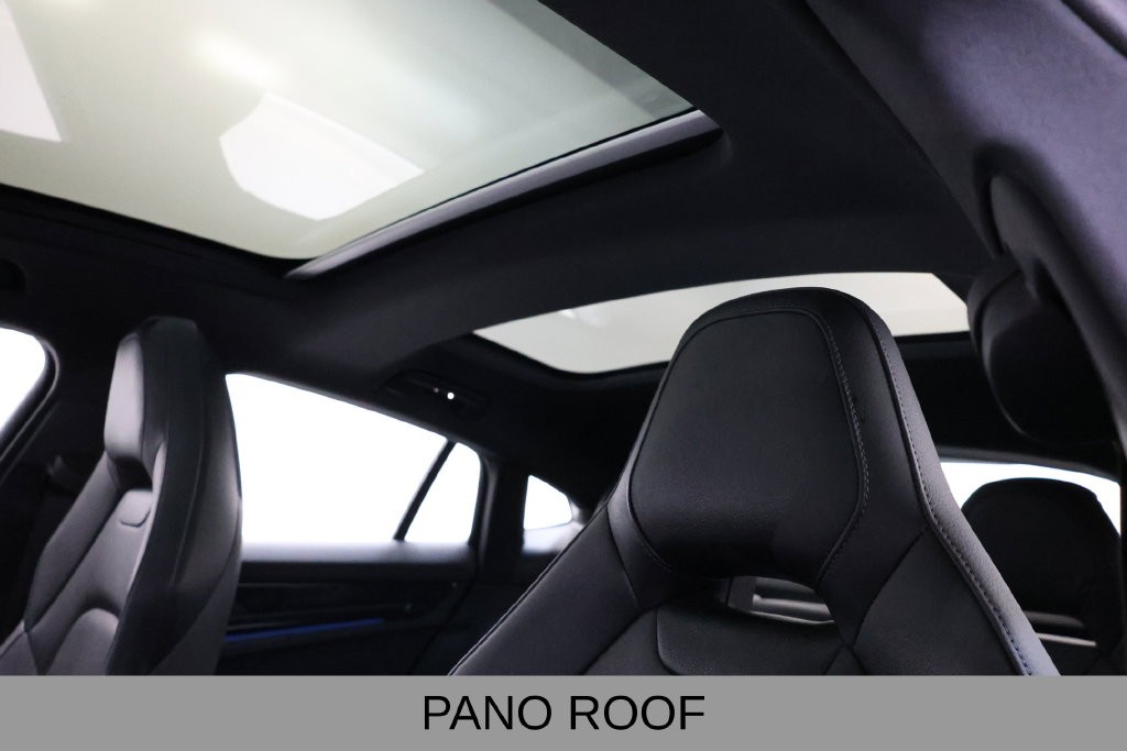 Porsche Panamera Vehicle Full-screen Gallery Image 23