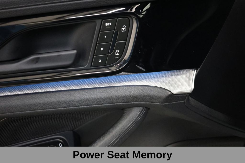 Porsche Panamera Vehicle Full-screen Gallery Image 32