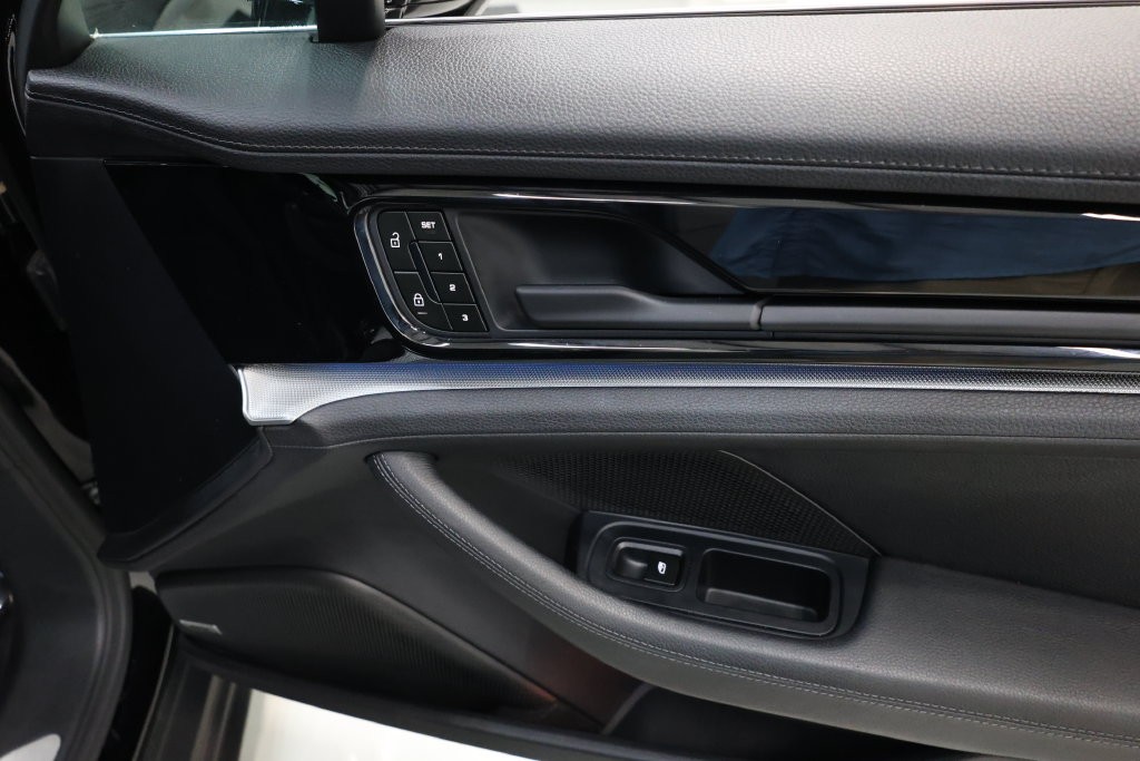 Porsche Panamera Vehicle Full-screen Gallery Image 66
