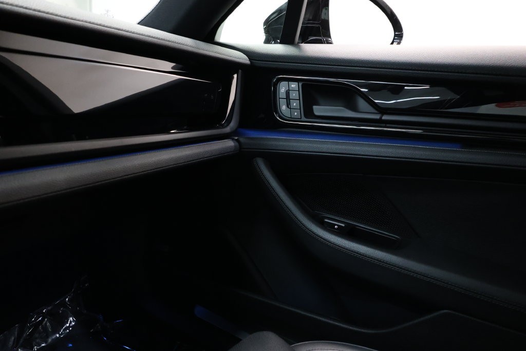 Porsche Panamera Vehicle Full-screen Gallery Image 68