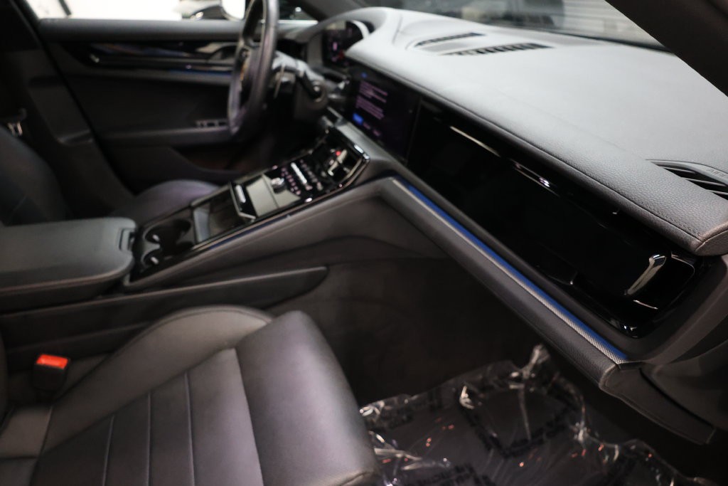 Porsche Panamera Vehicle Full-screen Gallery Image 71