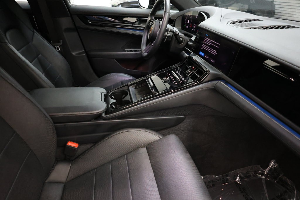 Porsche Panamera Vehicle Full-screen Gallery Image 72