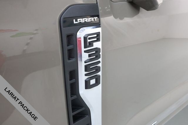 Ford F-350SD Vehicle Full-screen Gallery Image 12