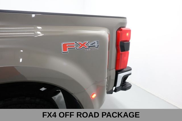 Ford F-350SD Vehicle Full-screen Gallery Image 14