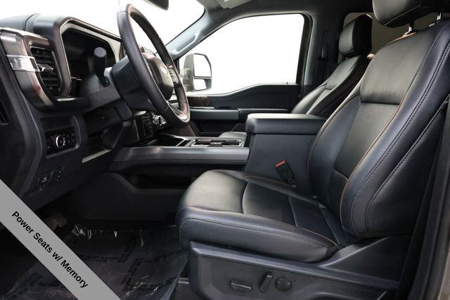 Ford F-350SD Vehicle Full-screen Gallery Image 30