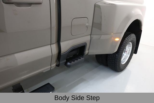 Ford F-350SD Vehicle Full-screen Gallery Image 45