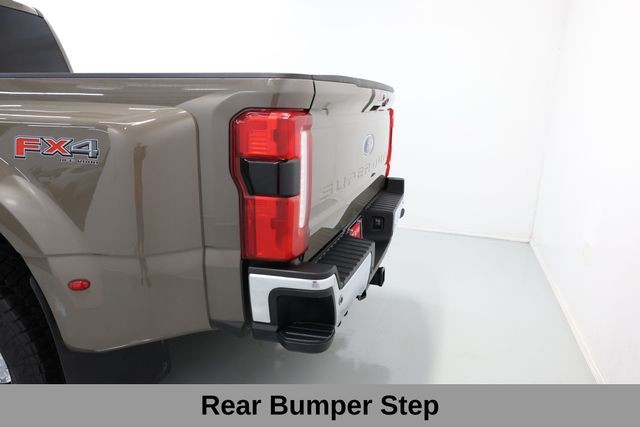 Ford F-350SD Vehicle Full-screen Gallery Image 46