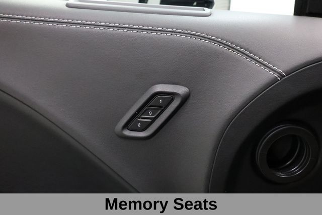 Dodge Challenger Vehicle Full-screen Gallery Image 30