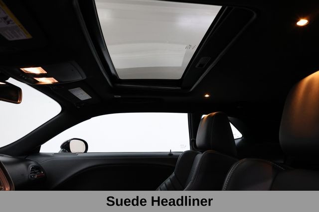 Dodge Challenger Vehicle Full-screen Gallery Image 32