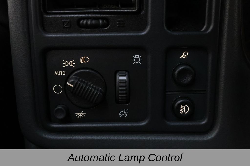 Chevrolet Silverado 1500 Vehicle Full-screen Gallery Image 17