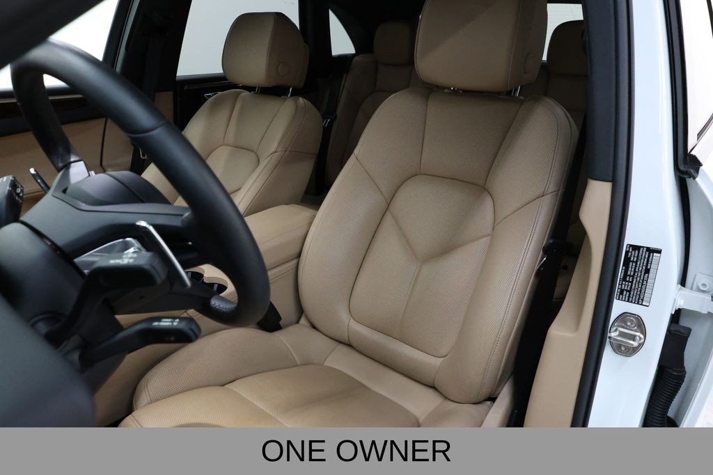 Porsche Macan Vehicle Full-screen Gallery Image 09