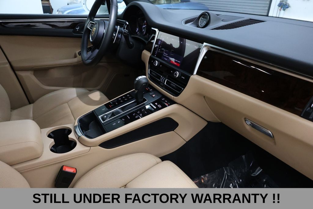 Porsche Macan Vehicle Full-screen Gallery Image 17