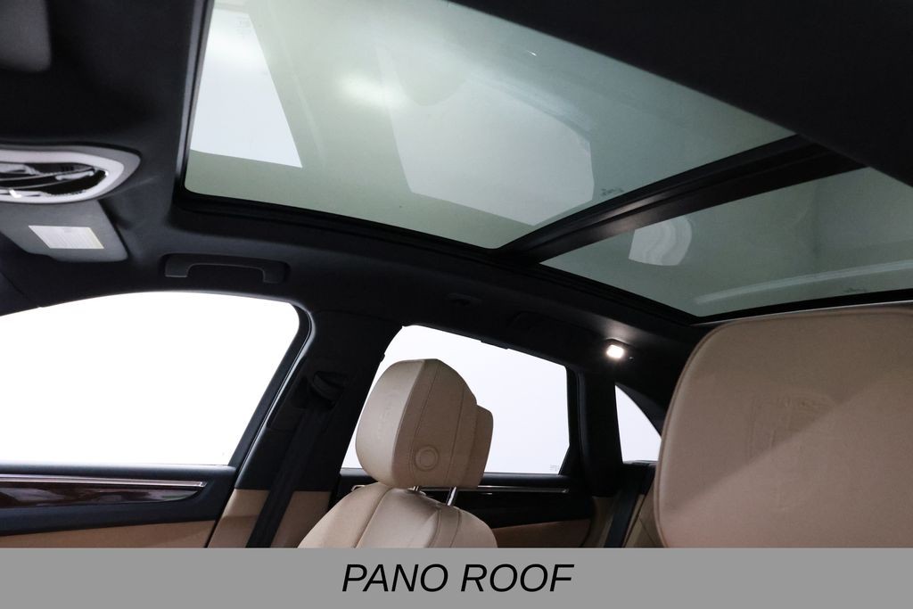 Porsche Macan Vehicle Full-screen Gallery Image 22
