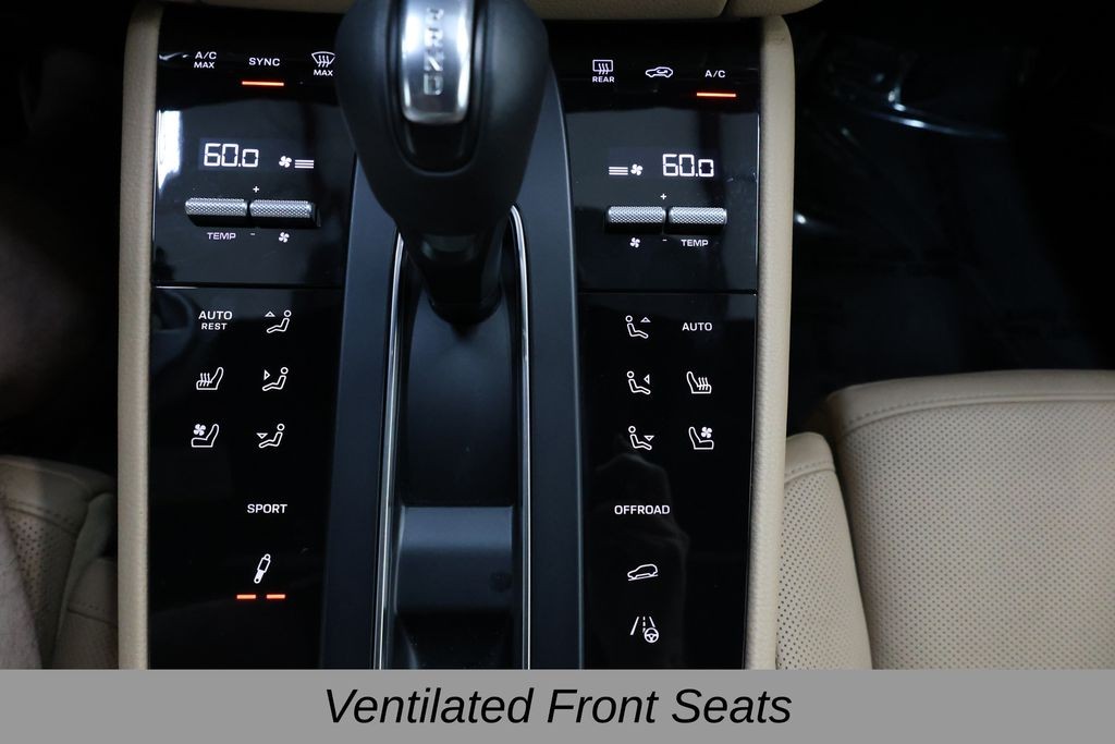 Porsche Macan Vehicle Full-screen Gallery Image 32
