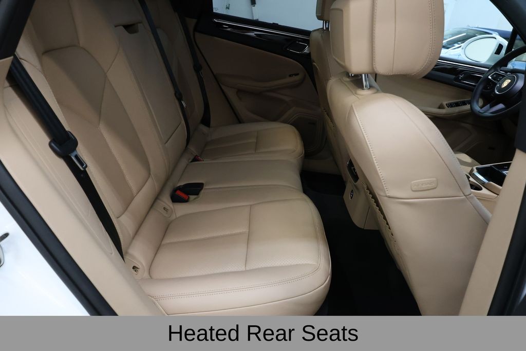Porsche Macan Vehicle Full-screen Gallery Image 33