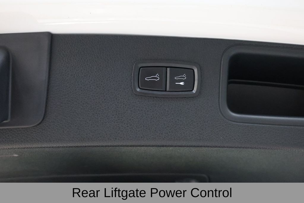 Porsche Macan Vehicle Full-screen Gallery Image 45