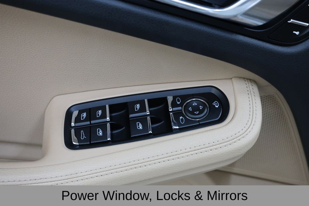 Porsche Macan Vehicle Full-screen Gallery Image 47