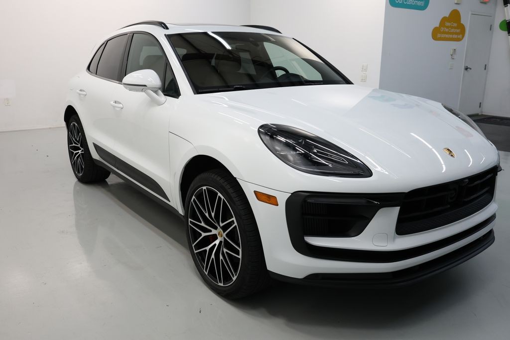 Porsche Macan Vehicle Full-screen Gallery Image 51
