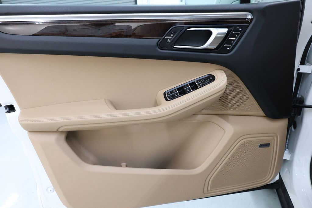 Porsche Macan Vehicle Full-screen Gallery Image 62