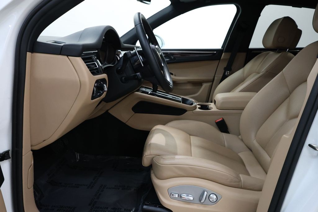 Porsche Macan Vehicle Full-screen Gallery Image 63