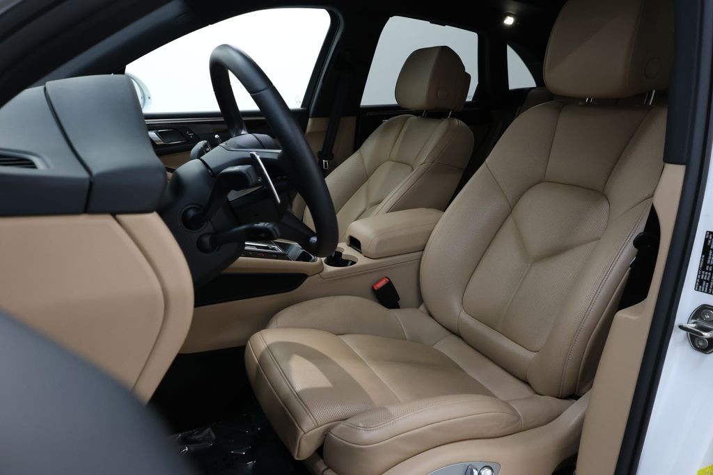 Porsche Macan Vehicle Full-screen Gallery Image 64