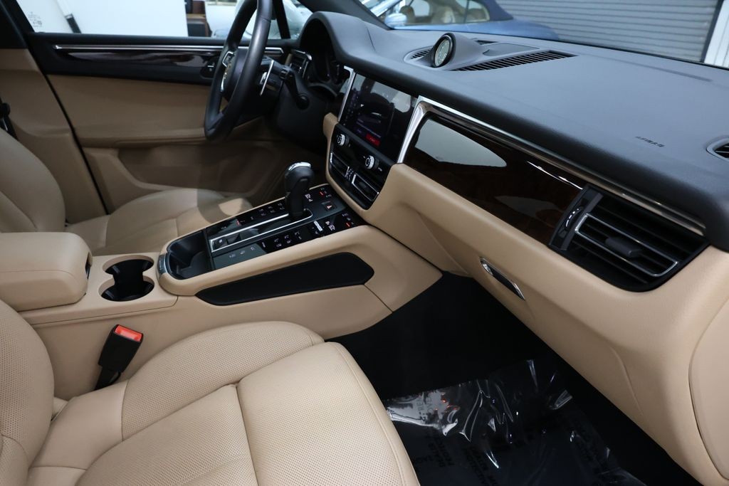 Porsche Macan Vehicle Full-screen Gallery Image 65