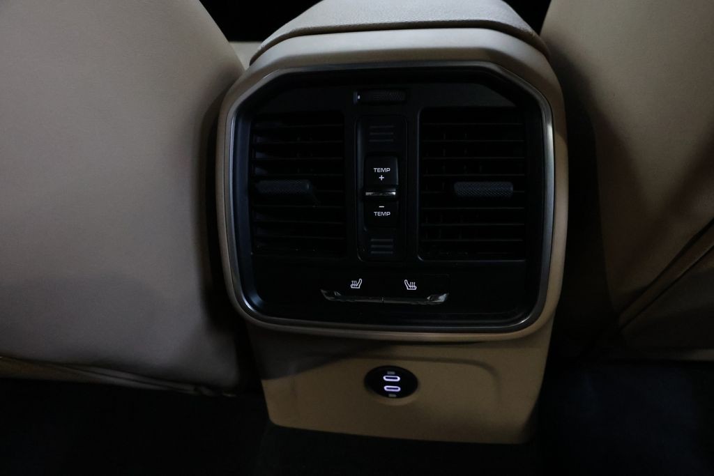 Porsche Macan Vehicle Full-screen Gallery Image 75