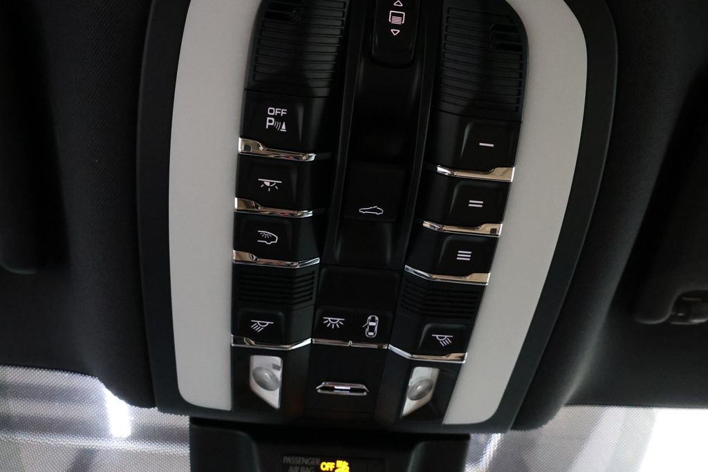Porsche Macan Vehicle Full-screen Gallery Image 76
